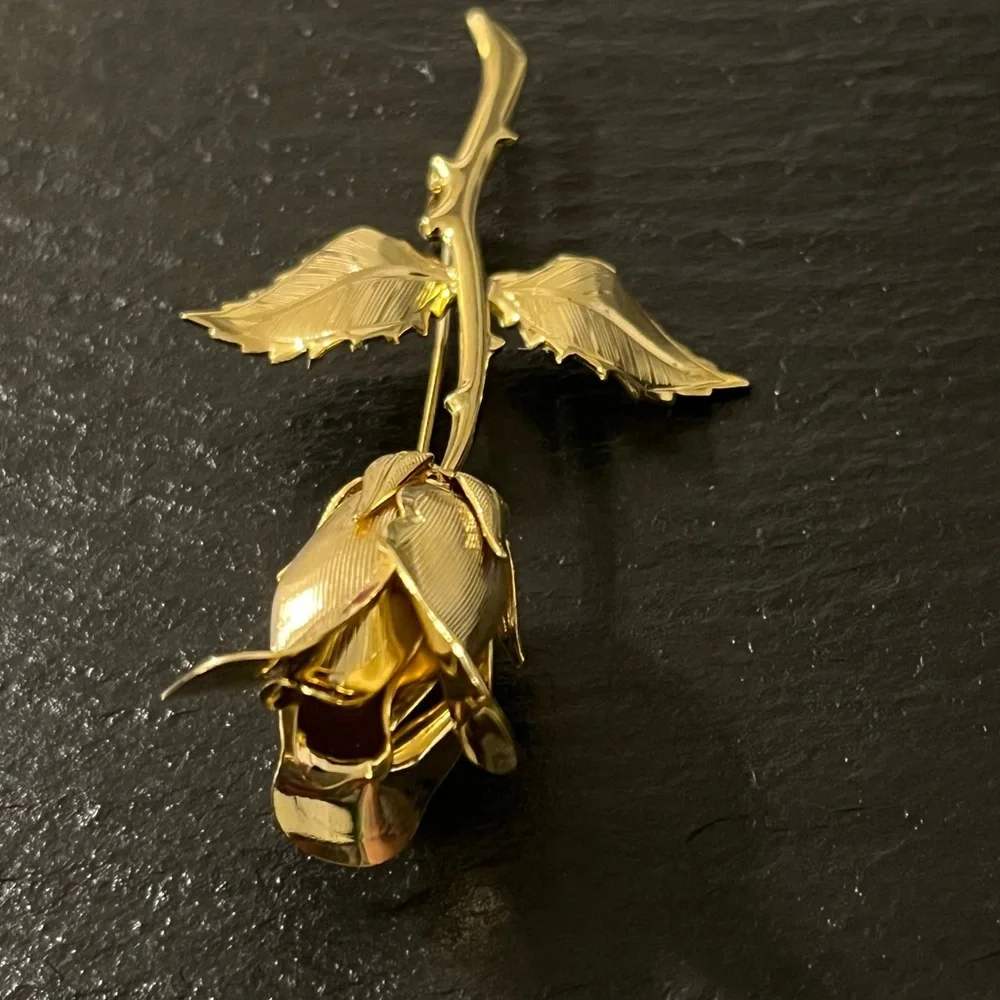 Vintage Single Gold Tone Rose Bud Brooch Lapel Pin